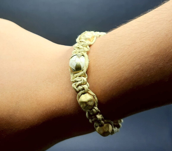 Pulseira shambala cor palha com peças folheadas a ouro
