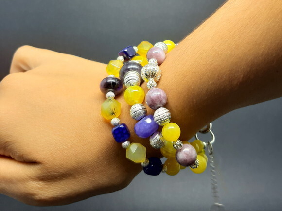 Pulseira Tripla com Pedras Naturais e Peças Folheadas