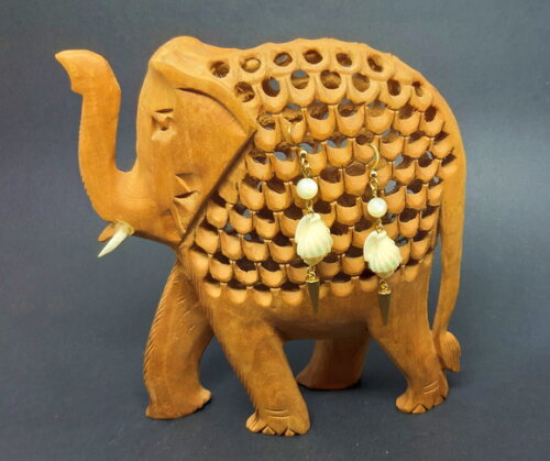 Brinco em madrepérola, coral e aço inox