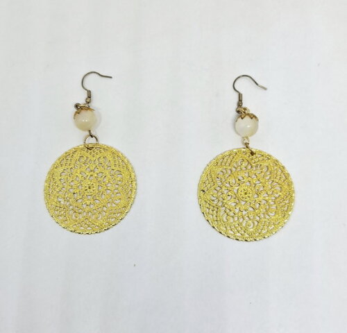 Brinco em Metal Dourado Rendado (mandala) com Madrepérola