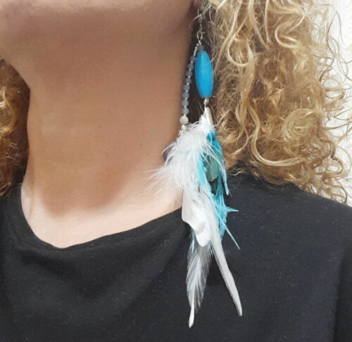 Brinco Folheado em Cristal, Jade e Penas Azuis e Brancas
