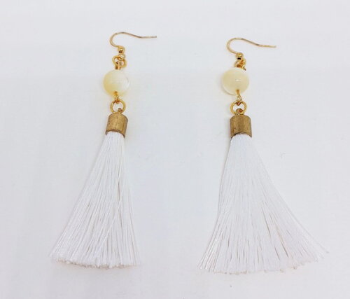 Brincos Dourados em Tassel Branco e Madrepérola Natural