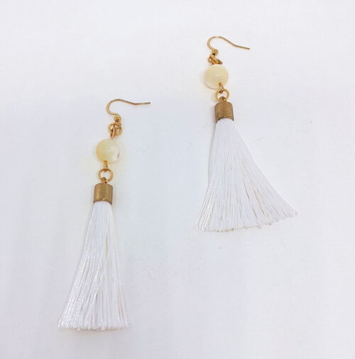 Brincos Dourados em Tassel Branco e Madrepérola Natural