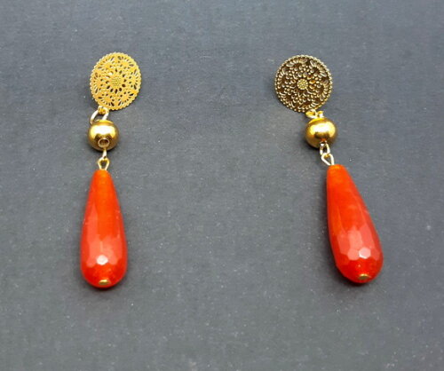 Brincos em Aço Inoxidável Dourado e Gota Facetada de Jade