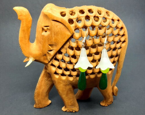 Brincos em acrílico branco e jades