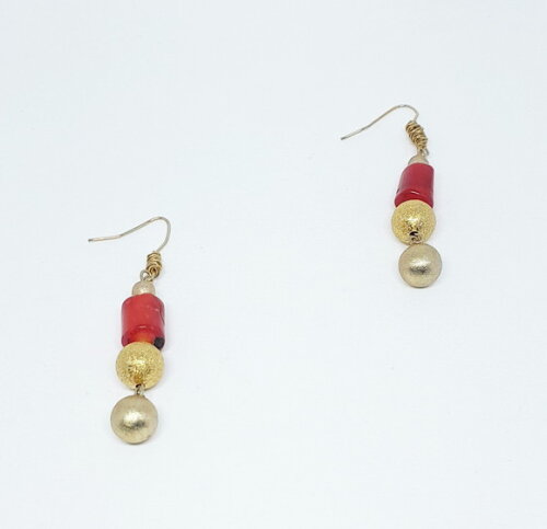 Brincos em Coral Vermelho e Bolinhas Folheadas a Ouro