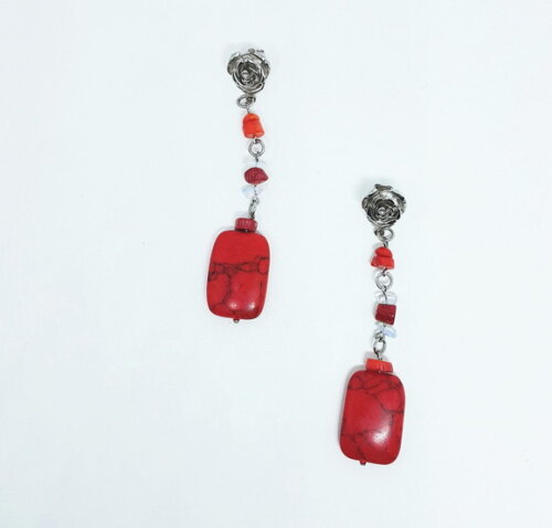 Brincos em Howlita, Coral, Pedra da Lua e Rosa de Metal