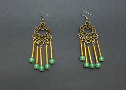 Brincos em jade verde, acrílico marrom e ouro velho