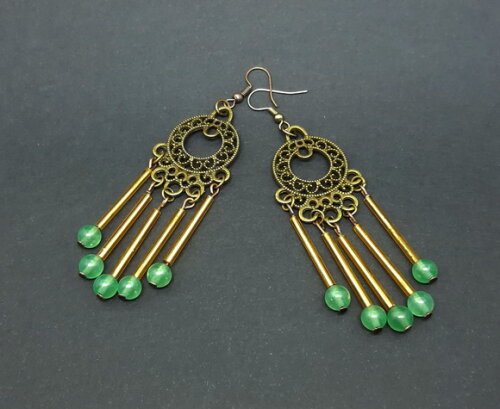 Brincos em jade verde, acrílico marrom e ouro velho
