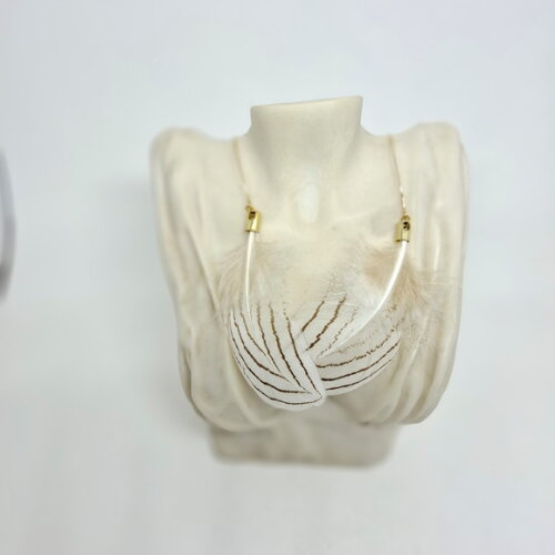 Brincos em Pena Natural e Aço Inoxidável Dourado