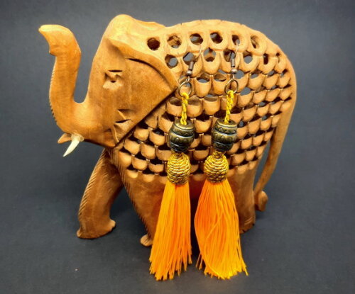 Brincos em Tassel Alaranjado com Detalhes na Cor Ouro Velho