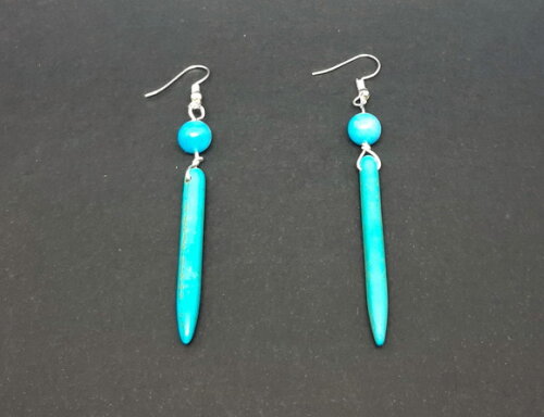 Brincos folheados com calcedônia azul e howlita