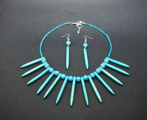 Brincos folheados com calcedônia azul e howlita