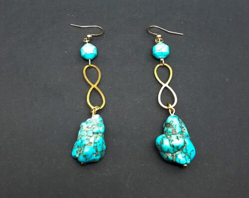 Brincos longos em howlita azul e aço inox dourado