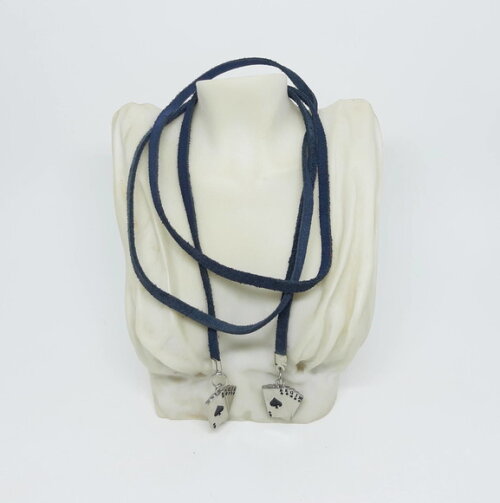 Colar Choker em Camurça Azul Marinho com Pingentes de Cartas