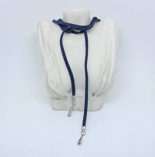 Colar Choker em Camurça Natural Azul e Ponteiras em Metal