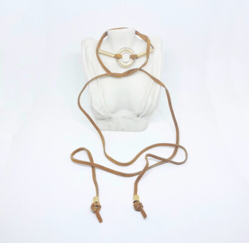 Colar Choker em Camurça Natural e Peças Folheadas