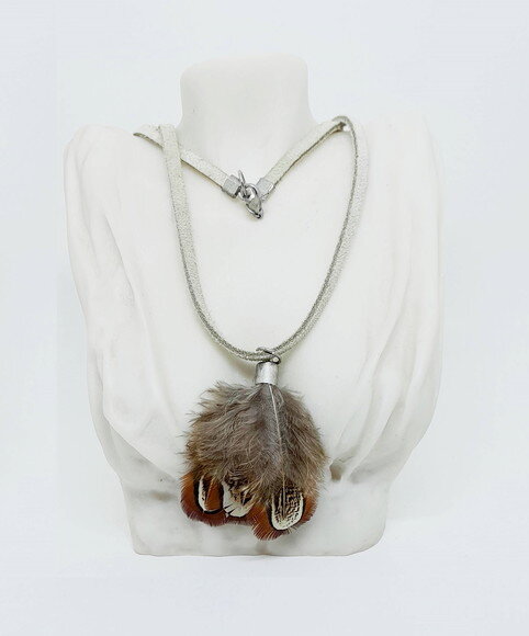 Colar Choker em Camurça Natural Bege e Pingente em Penas