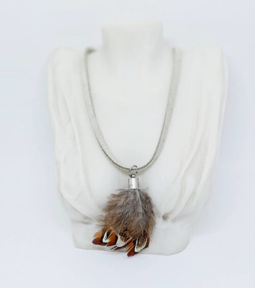 Colar Choker em Camurça Natural Bege e Pingente em Penas