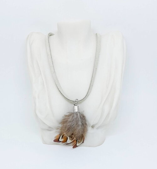 Colar Choker em Camurça Natural Bege e Pingente em Penas
