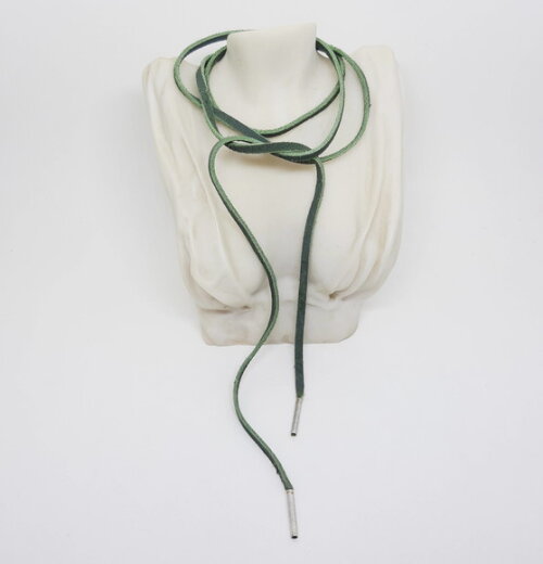 Colar Choker em Camurça Natural Verde e Ponteira Folheada