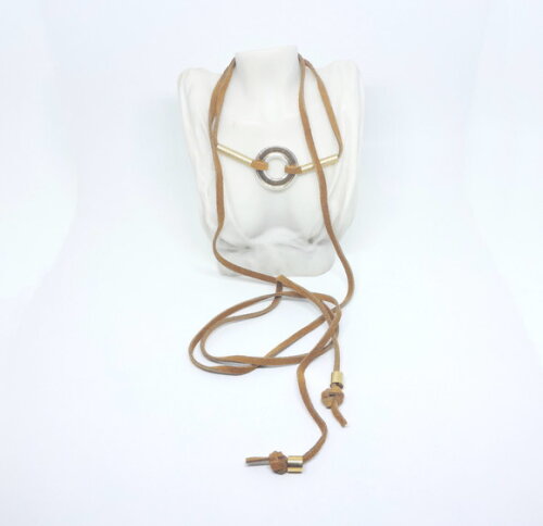Colar Choker em Camurça Natural e Peças Folheadas
