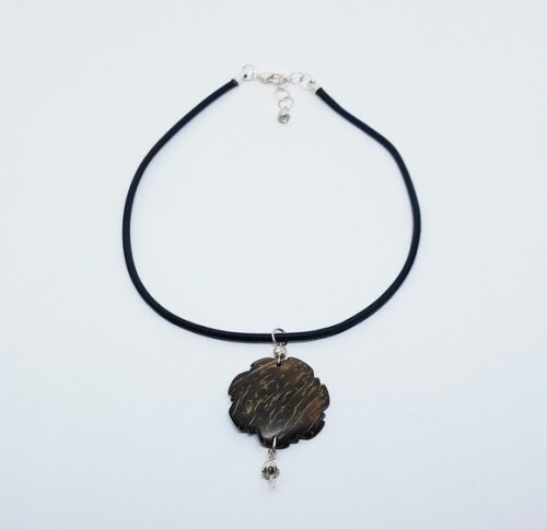 Colar Choker em Couro Indiano e Pingente em Coco Natural