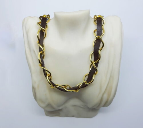 Colar Choker em Couro Natural Marrom e Metais Dourados