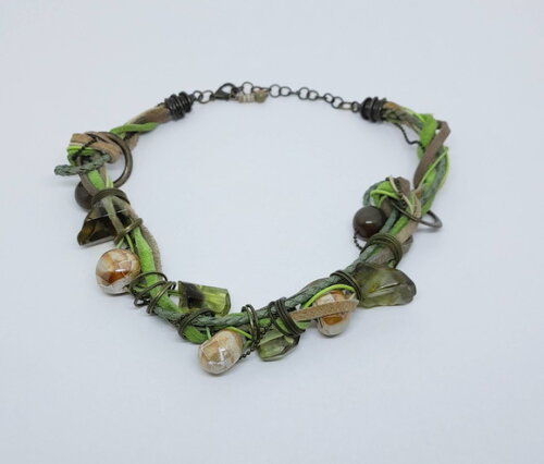 Colar Choker Fios de Couro, Cristal e Corrente em Ouro Velho
