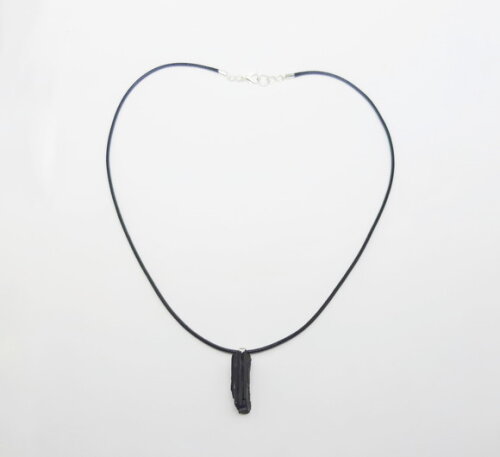Colar em cordão preto, turmalina e peças folheadas