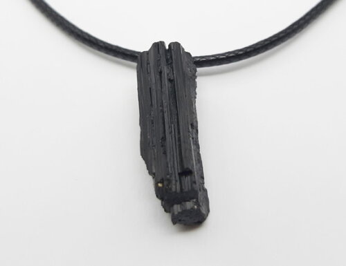 Colar em cordão preto, turmalina e peças folheadas