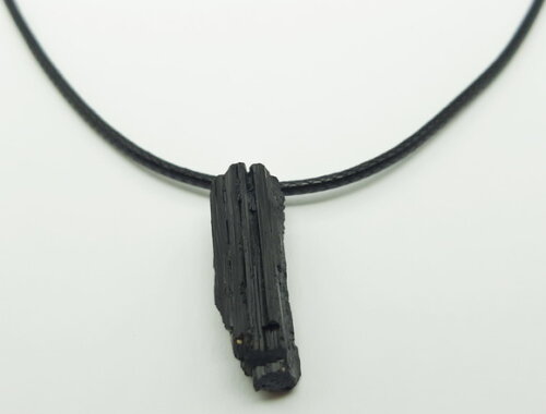 Colar em cordão preto, turmalina e peças folheadas