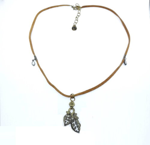 Colar em Couro Marrom com Pingente Dourado na Forma de Folha