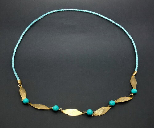 Colar em couro natural azul, howlita azul e peças folheadas