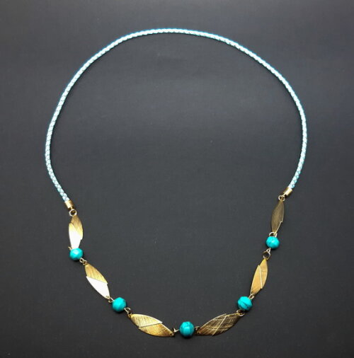 Colar em couro natural azul, howlita azul e peças folheadas