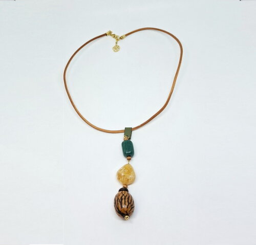 Colar em Couro Natural com Pingente em Pedras e Sementes
