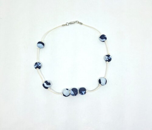 Colar em Masa Fimo Azul e Branca e Cordão Branco