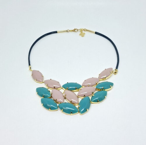 Colar em Metal Dourado com Resinas nas Cores Rosa e Azul