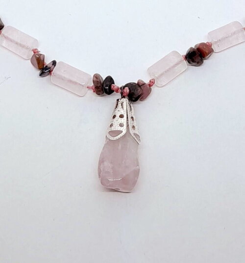 Colar em Quartzo Rosa, Rondonita e Peças Folheadas a Prata