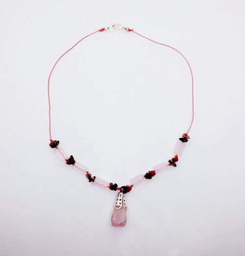 Colar em Quartzo Rosa, Rondonita e Peças Folheadas a Prata