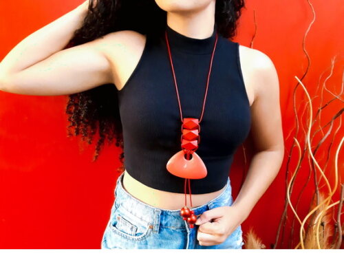 Colar em Resina, Cerâmica e Couro Natural Vermelho