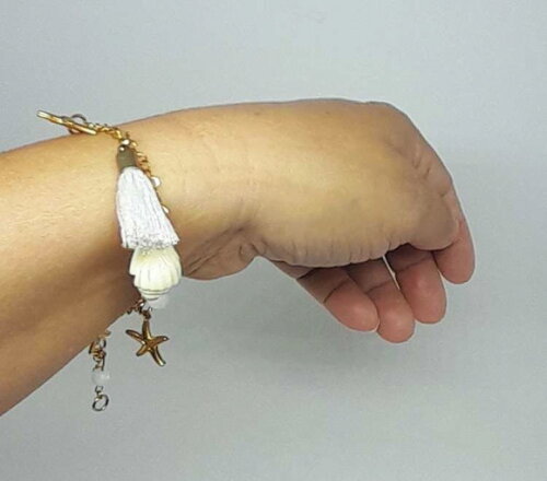Pulseira em Aço Inox Dourado com Madrepérolas e Tassel