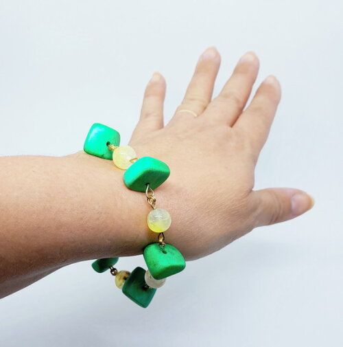 Pulseira em Ágatas, Osso Colorido e Peças Folheadas a Ouro