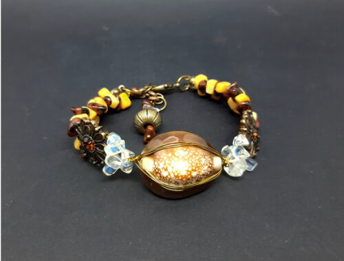 Pulseira em Búzio Africano, Pedra da Lua,calcita e Obsidiana