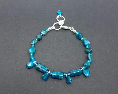Pulseira em apatita azul e peças folheadas a prata