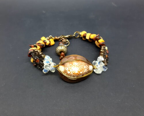 Pulseira em Búzio Africano, Pedra da Lua,calcita e Obsidiana