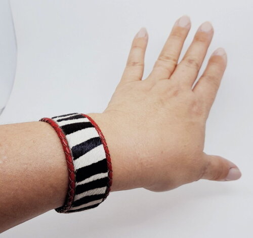 Pulseira em Couro Natural em Preto, Branco e Vermelho