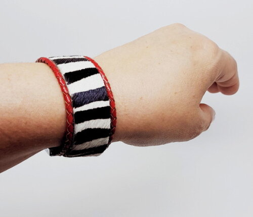 Pulseira em Couro Natural em Preto, Branco e Vermelho