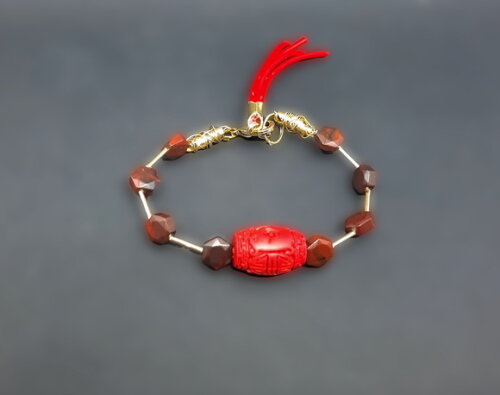 Pulseira em pedras jaspe vermelho e peças folheadas a ouro