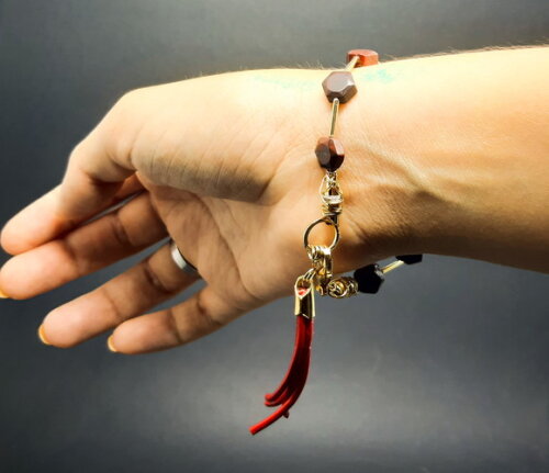 Pulseira em pedras jaspe vermelho e peças folheadas a ouro